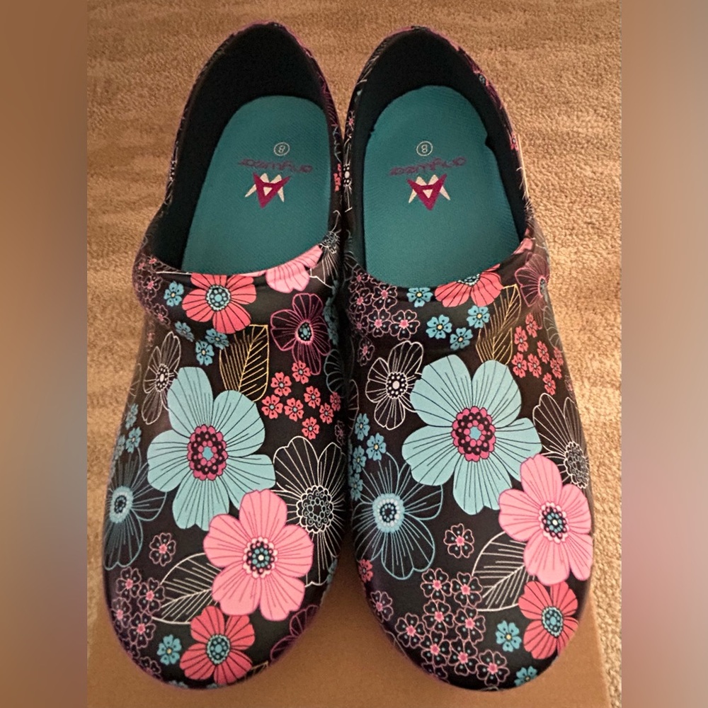 Slip resistant Anywear brand work shoes. Brand New. Sz 8